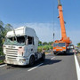 Il recupero del mezzo pesante finito fuori strada Il recupero del mezzo pesante finito fuori strada