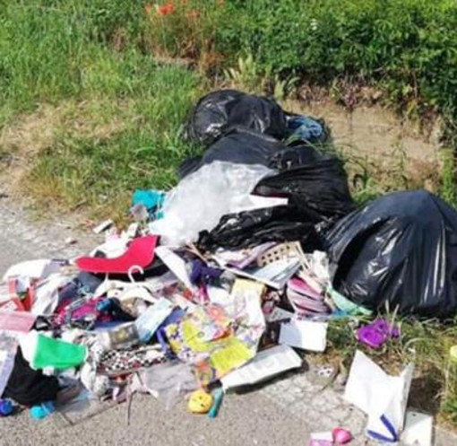 Rifiuti abbandonati lungo la “Lea” di Carassone: individuato uno dei responsabili