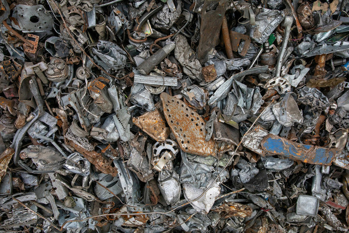 Spariscono le lampadine, aumentano i pannelli fotovoltaici: la società che cambia si riflette anche nella raccolta rifiuti