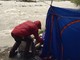 Appello per un uomo che vive in una tenda sulle rive del fiume a Cuneo: &quot;Ha perso tutto, non può masticare, aiutiamolo ad acquistare una protesi dentale&quot;
