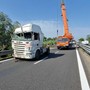 Il recupero del mezzo pesante finito fuori strada Il recupero del mezzo pesante finito fuori strada