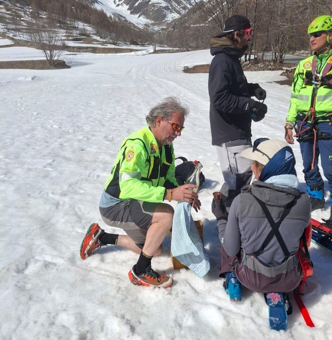 Recuperati i due escursionisti bloccati sul ghiaccio sopra Chiappera [VIDEO]