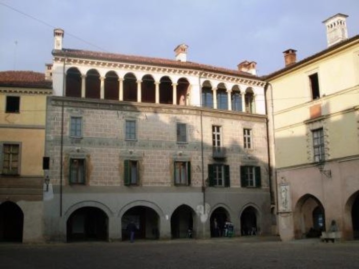 Racconigi, ago e filo in piazza per ricamare una comunità senza confini Racconigi, ago e filo in piazza per ricamare una comunità senza confini