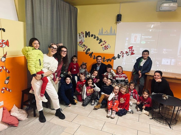 Rifreddo: amministratori comunali, associazioni e dirigente scolastico in versione Babbo Natale, doni ai ragazzi della Primaria e dell’Infanzia