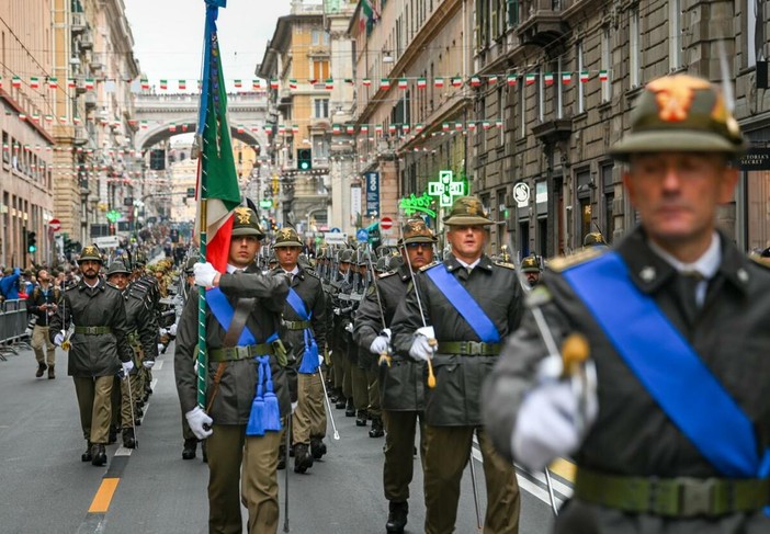 Reparti del 2 Reggimento alpini in sfilata con in testa il Col Marini Reparti del 2 Reggimento alpini in sfilata con in testa il Col Marini