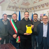 Roburent, installato in piazza Magnano un defibrillatore donato dal giovane commerciante Luca Vallati Roburent, installato in piazza Magnano un defibrillatore donato dal giovane commerciante Luca Vallati