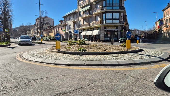 L'opposizione ha sollevato il tema del decoro delle rotatorie sull'asse di corso Langhe
