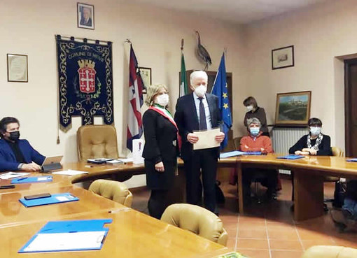 L'Avv. Roberto Ponzio con il sindaco di Neive Annalisa Ghinella