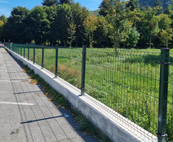 Garessio, ultimata la rete di delimitazione in Piazza Indemini Garessio, ultimata la rete di delimitazione in Piazza Indemini