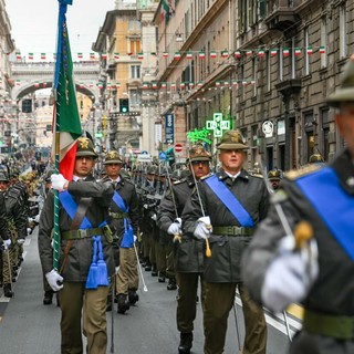 Reparti del 2 Reggimento alpini in sfilata con in testa il Col Marini