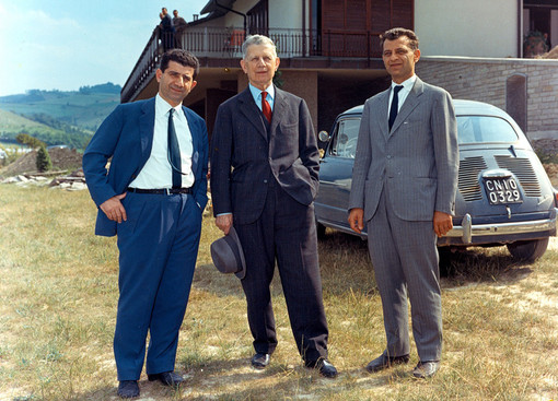 I fratelli Franco (a sinistra) e Carlo Miroglio, insieme al commendatore Giuseppe