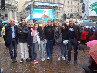 L'avvocato Rosso (ultimo a destra) con un gruppo di amici L'avvocato Rosso (ultimo a destra) con un gruppo di amici