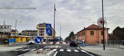 Le macchine ritornano in corso Francia a Cuneo: aperta la rotonda all'intersezione con via Giordanengo