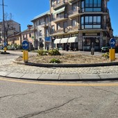 L'opposizione ha sollevato il tema del decoro delle rotatorie sull'asse di corso Langhe