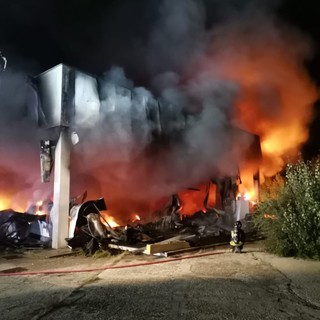 Incendio all'ex caseificio Cappello di Alba, scontro social tra minoranza e Giunta sull'emergenza dei senza dimora