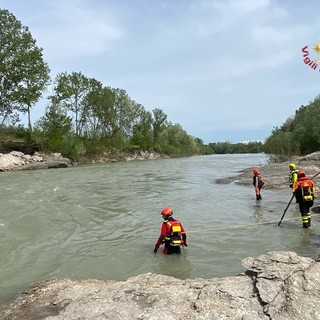 Avvistato un indumento rosso in acqua: droni dei vigili del fuoco sorvolano il Tanaro ad Alba