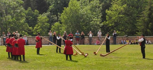 Grande successo al Castello di Casotto per l'incontro tra Corno da Caccia e Corno delle Alpi Grande successo al Castello di Casotto per l'incontro tra Corno da Caccia e Corno delle Alpi