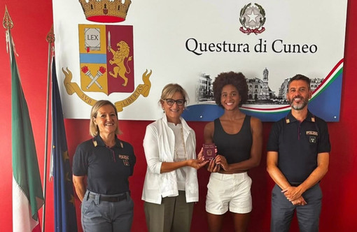 "Esempio di talento, impegno e determinazione": i complimenti del questore a Sara Curtis "Esempio di talento, impegno e determinazione": i complimenti del questore a Sara Curtis