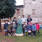 I bimbi della scuola dell'infanzia di San Damiano Macra con la maestra Cristina, la collaboratrice Irene e il parroco don Graziano