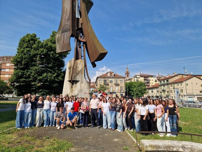 Saluzzo, foto ricordo degli studenti del liceo Classico Bodoni con la loro professoressa Paola Giordana Saluzzo, foto ricordo degli studenti del liceo Classico Bodoni con la loro professoressa Paola Giordana