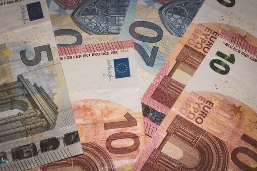 Due ragazzi trovano busta con 90 euro in contanti e la restituiscono: la proprietaria li cerca per ringraziarli