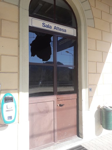 Vandali alla stazione ferroviaria di Borgo: spaccata la porta a vetri della sala d'attesa