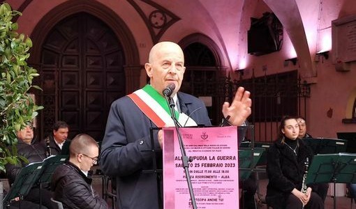 Il primo cittadino di Serralunga Sergio Moscone durante una manifestazione contro la guerra