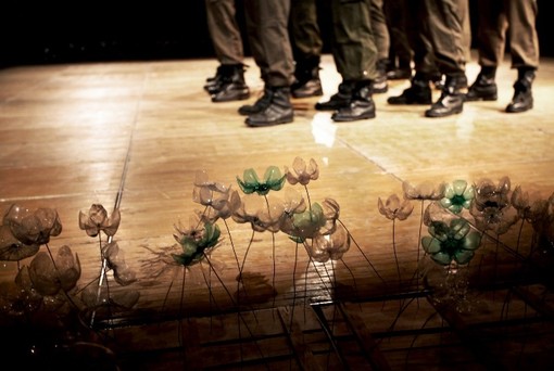 Savigliano, lo spettacolo “Non calpestare i fiori” al Teatro Milanollo