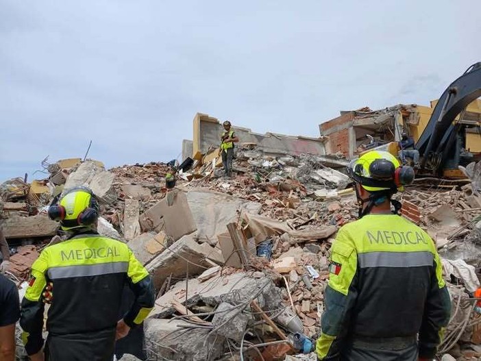 I soccorritori piemontesi in azione in Venezuela (foto prese dal profilo facebook di Mario Raviolo)