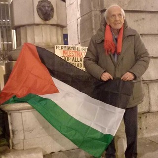 La mezzanotte di Sturlese: davanti al municipio di Cuneo con la bandiera palestinese