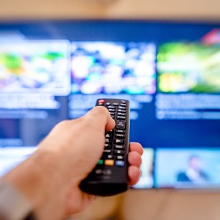 Programmi TV stasera: d'autore su Rai 1, l'azione di James Bond e il grande cinema italiano