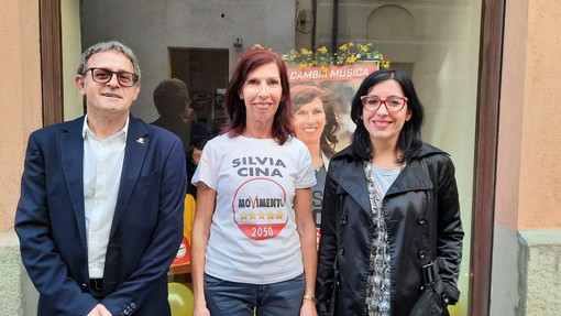 Silvia Cina in mezzo al consigliere regionale Martinetti e alla ministra Dadone