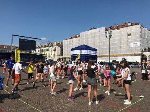 Decine di bambini in piazza Galimberti per la tappa del progetto Sport e Salute [VIDEO]