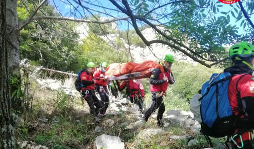Cade nei boschi e si ferisce mentre raccoglie funghi con il marito a Valloriate