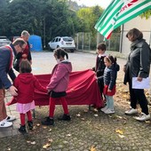 Inaugurata a Sale delle Langhe la panchina rossa contro la violenza sulla donne Inaugurata a Sale delle Langhe la panchina rossa contro la violenza sulla donne