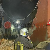 Esplosione di una casa a Martiniana Po, per le indagini sarà necessario rimuovere il tetto