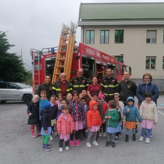 I bambini della scuola dell'infanzia di Sale Langhe a "lezione" con i Vigili del Fuoco [FOTO]