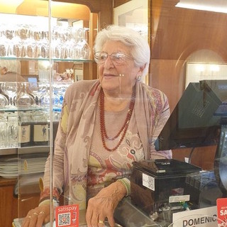 La signora Romana Bonfante, nel 2020, alla cassa della pasticceria