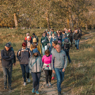 A Paesana un pomeriggio tra cammino, spettacolo e paesaggio con “Segni e Passi”
