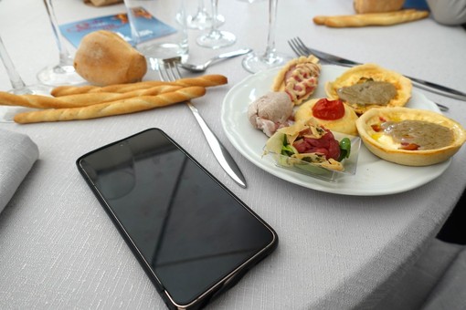 Via i telefonini e connettiamoci con chi abbiamo di fronte Via i telefonini e connettiamoci con chi abbiamo di fronte