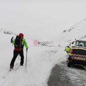 Valanga al Colle della Maddalena, travolto un mezzo del soccorso stradale: attivati vigili del fuoco e soccorso alpino