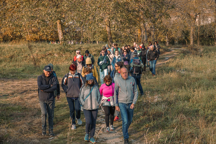 A Paesana un pomeriggio tra cammino, spettacolo e paesaggio con “Segni e Passi”