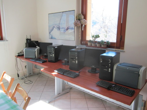 Stroppo: l'ANA Cuneo dona alla scuola media del Convitto Alpino tre personal computer