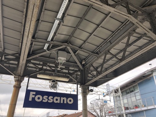 Una pensilina della stazione ferroviaria di Fossano dalla quale piove sotto