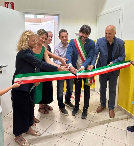 Primo giorno di scuola a Novello, per i bambini una matita da piantare. Inaugurati anche i nuovi bagni delle elementari Primo giorno di scuola a Novello, per i bambini una matita da piantare. Inaugurati anche i nuovi bagni delle elementari