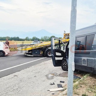 Scontro tra auto e camper sulla Statale 231, strada bloccata a Centallo