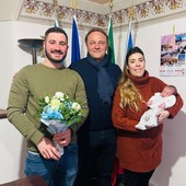 Il sindaco con i neo genitori e il piccolo Samuele Il sindaco con i neo genitori e il piccolo Samuele