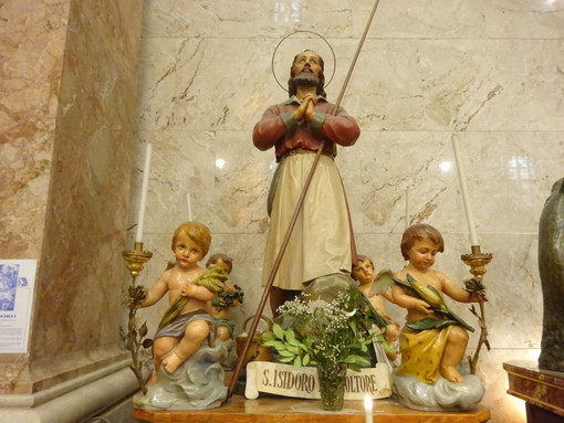 Statua di sant’Isidoro al Santuario della Madonna dei fiori di Bra Statua di sant’Isidoro al Santuario della Madonna dei fiori di Bra