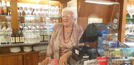La signora Romana Bonfante, nel 2020, alla cassa della pasticceria La signora Romana Bonfante, nel 2020, alla cassa della pasticceria