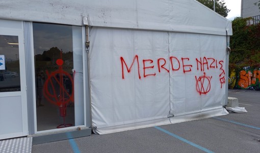 Una delle scritte apparse all'hub vaccinale Movicentro di Cuneo